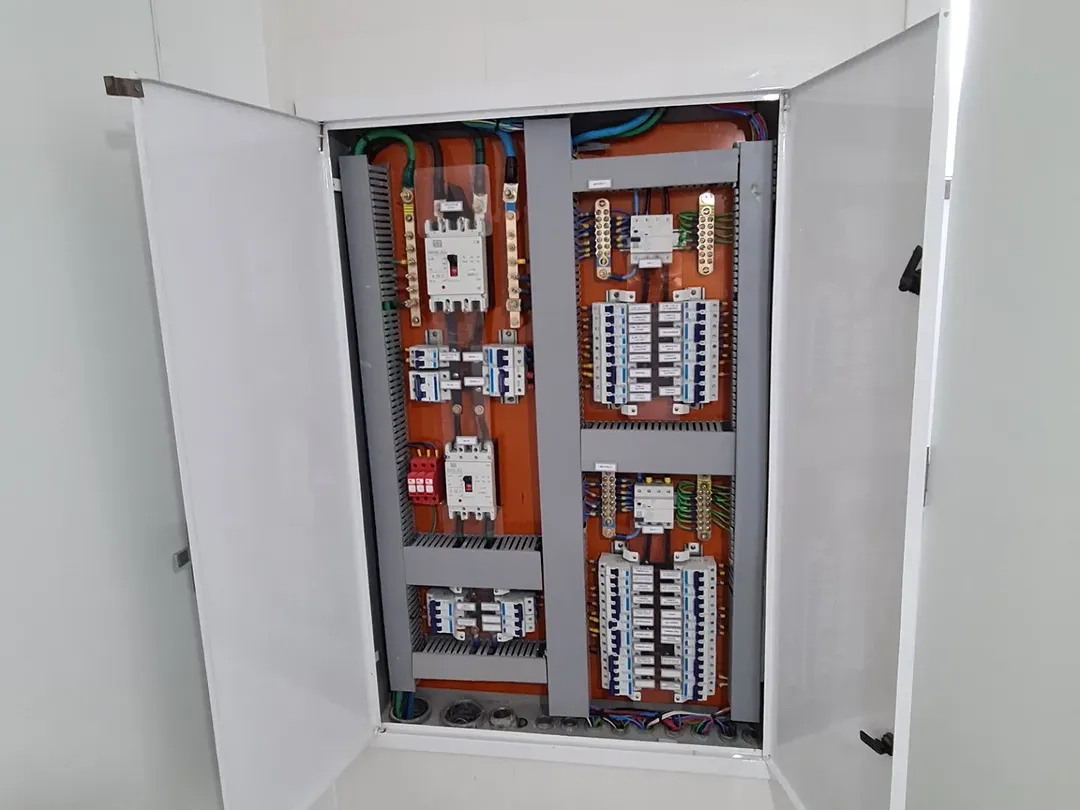 Quadro elétrico aberto com fiação e disjuntores